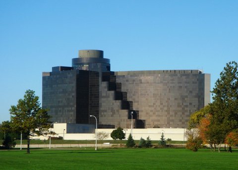 A Hyatt Regency Dearborn lépcsőzetes üveghomlokzata 2007-ben