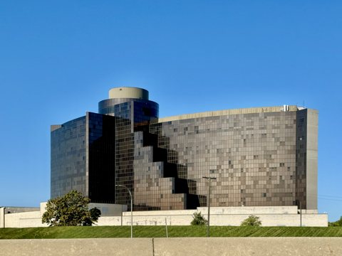 Az üresen álló egykori Hyatt Regency épülete 2024-ben