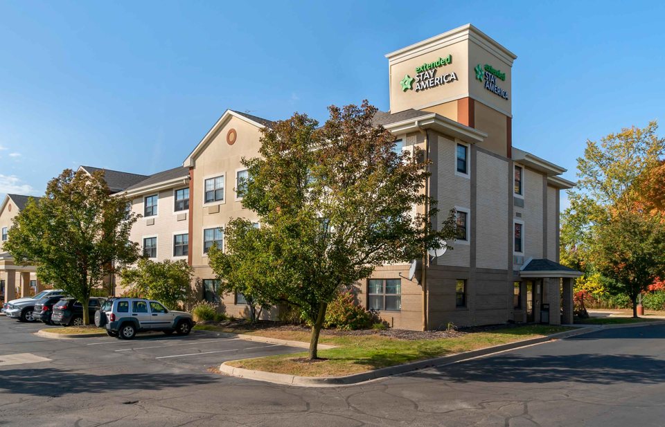 The three-storey hotel facade seen from the parking lot