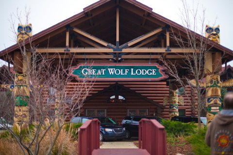 A főbejárat faragott totemoszlopokkal és Great Wolf Lodge cégérrel