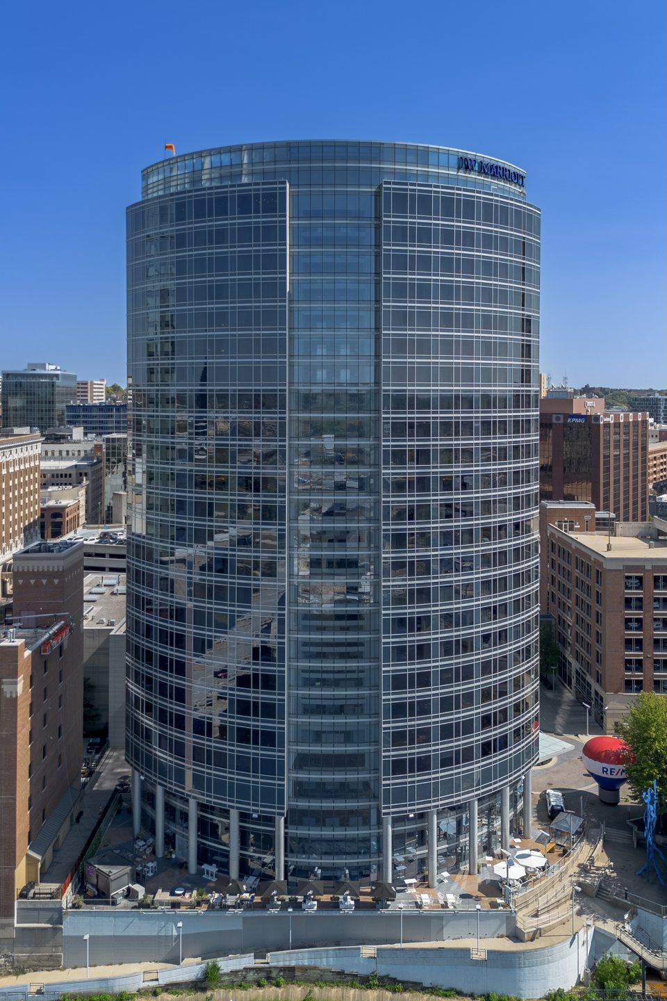 A JW Marriott Grand Rapids ívelt, üvegfalú toronyháza kék ég alatt
