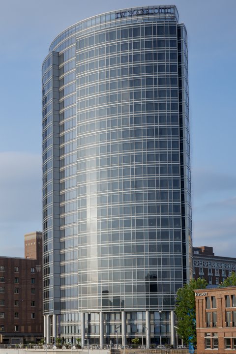 A szálloda üvegtornya Grand Rapids belvárosából nézve