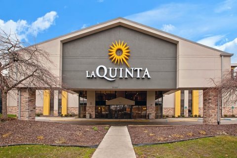The hotel entrance with the La Quinta sunflower logo