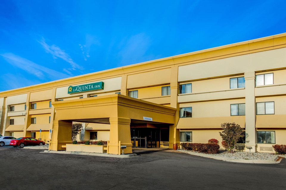 A La Quinta Inn sárga épülete bejárati előtetővel, nappal