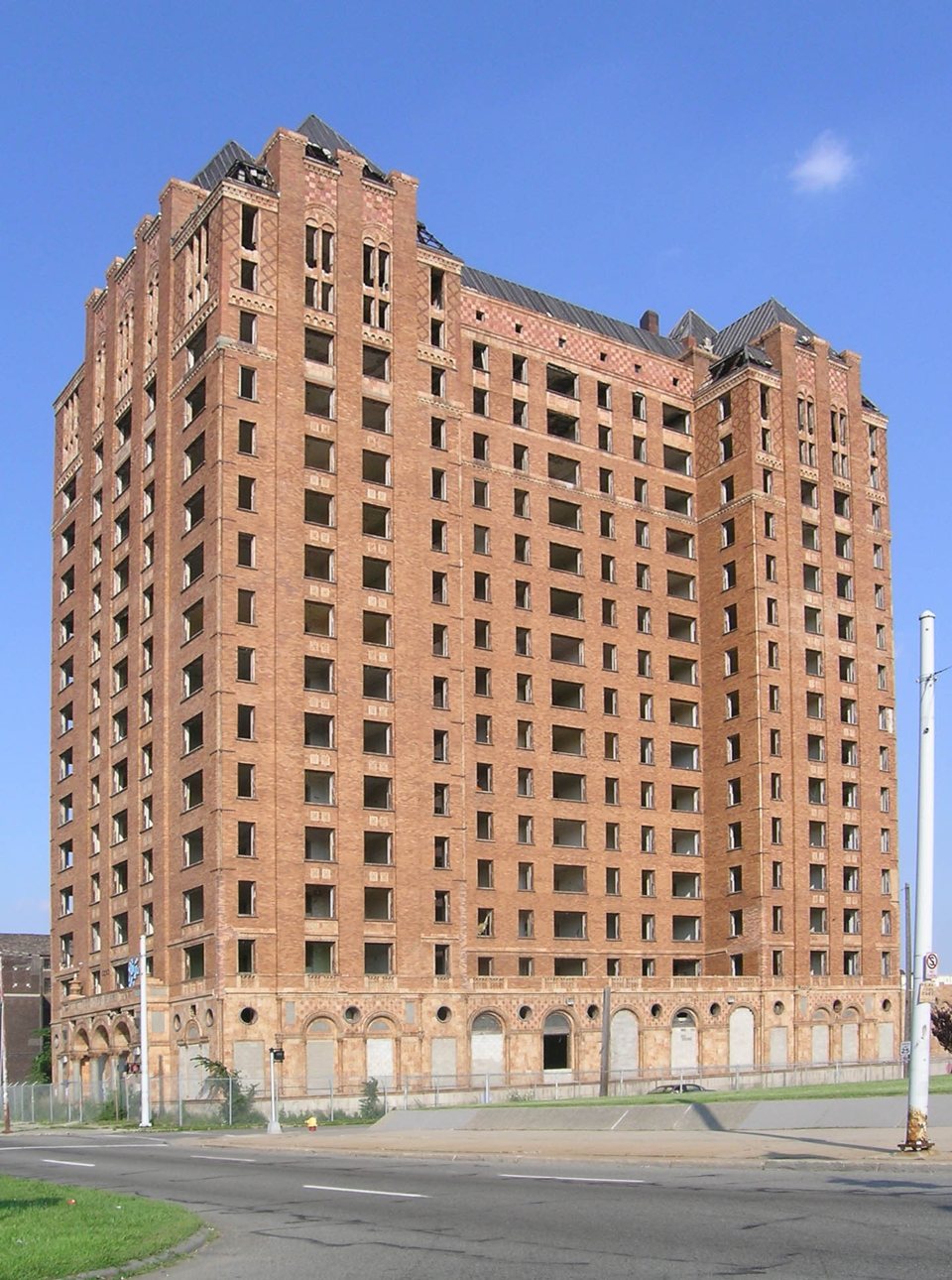The abandoned Lee Plaza brick tower on West Grand Boulevard in 2008