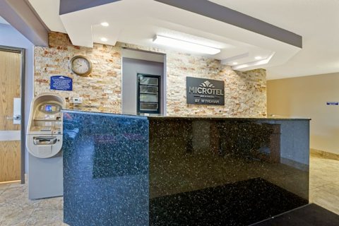 A recepciós pult kőburkolatú fallal