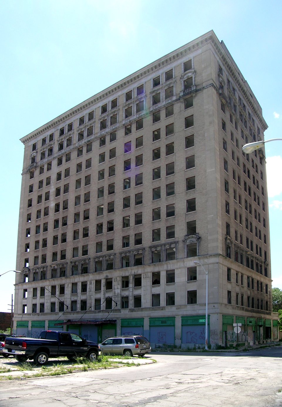 The vacant Park Avenue Hotel brick building with its boarded-up ground floor in 2008, seven years before its implosion