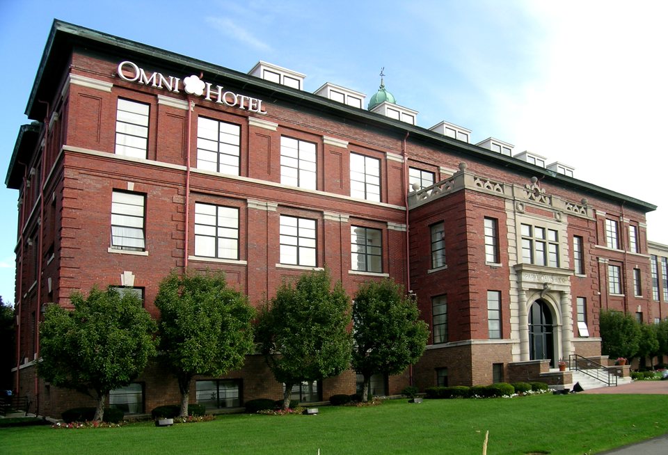 The four-storey brick former Parke-Davis research laboratory with an Omni Hotel sign, 2008