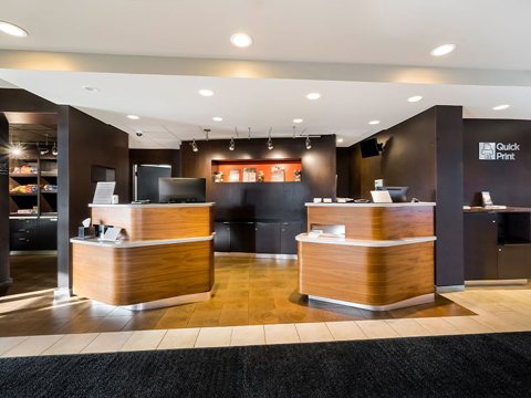Az előcsarnok két faborítású recepciópulttal