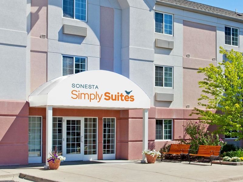 The hotel entrance with the Sonesta Simply Suites canopy