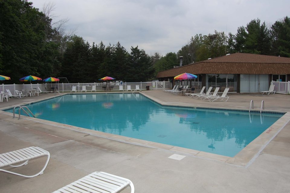 A kemping medencéje napozóágyakkal