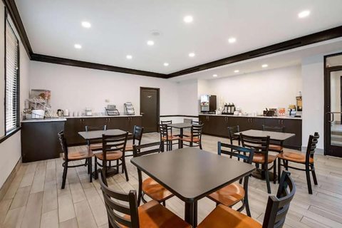 The breakfast area with tables and chairs