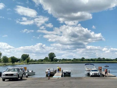 Csónakkikötő a parkban