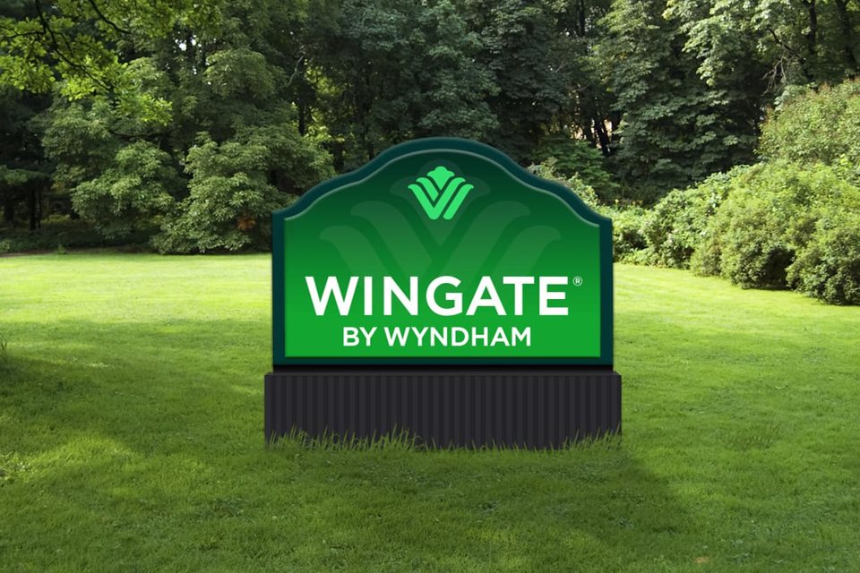 A Wingate by Wyndham bejárati táblája a gyepen