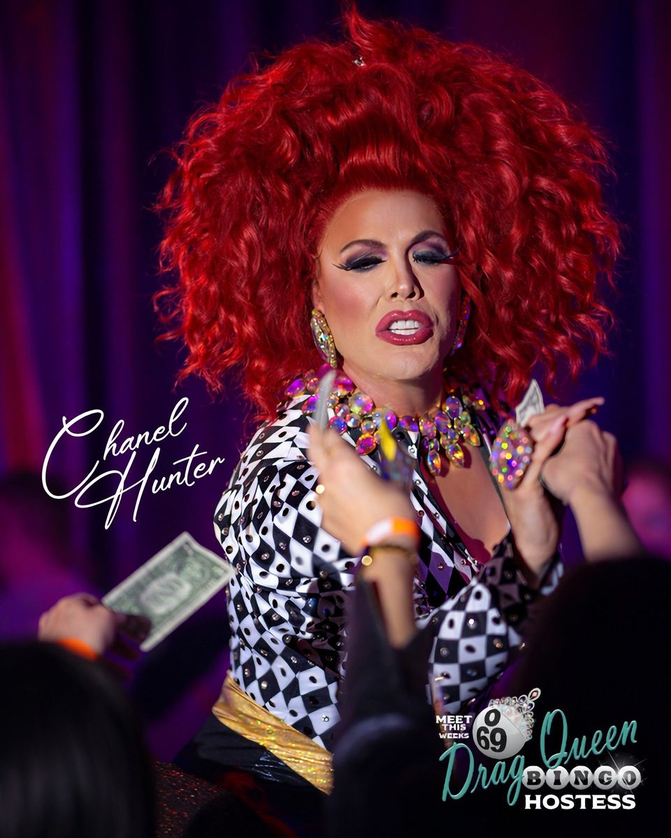 Chanel Hunter, a Five15 drag bingó háziasszonya dús vörös parókában