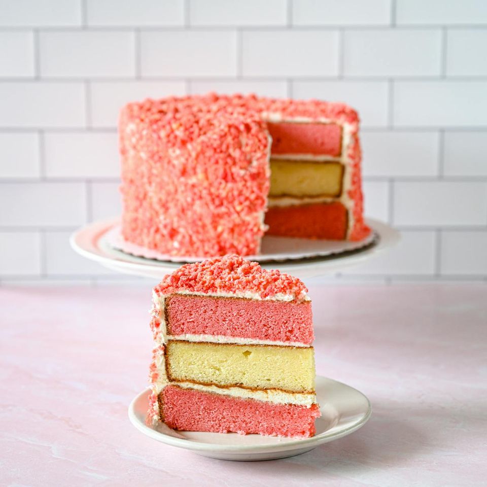 Szeletelt rózsaszín réteges torta morzsás bevonattal