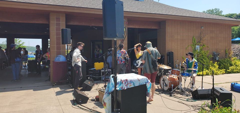 Zenekar játszik a park pavilonja előtt a Keweenaw Pridefesten