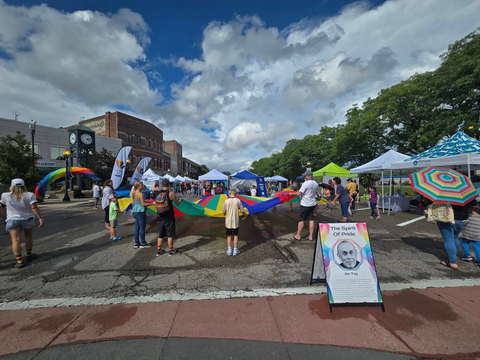 Sátrak és szivárványos ejtőernyő a Macomb County Pride utcai fesztiválján