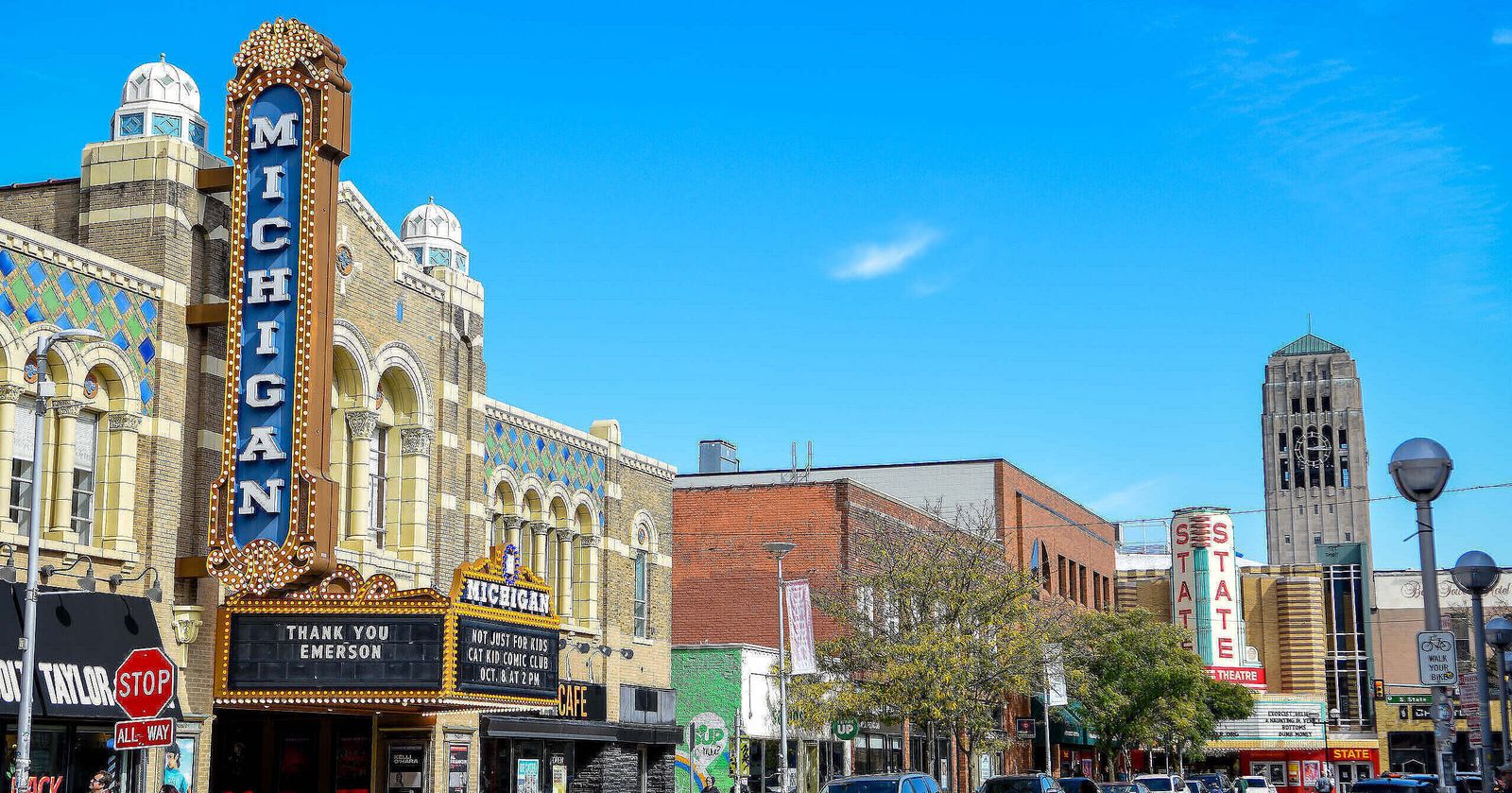 A Michigan Theater és a State Theatre feliratai Ann Arbor belvárosában