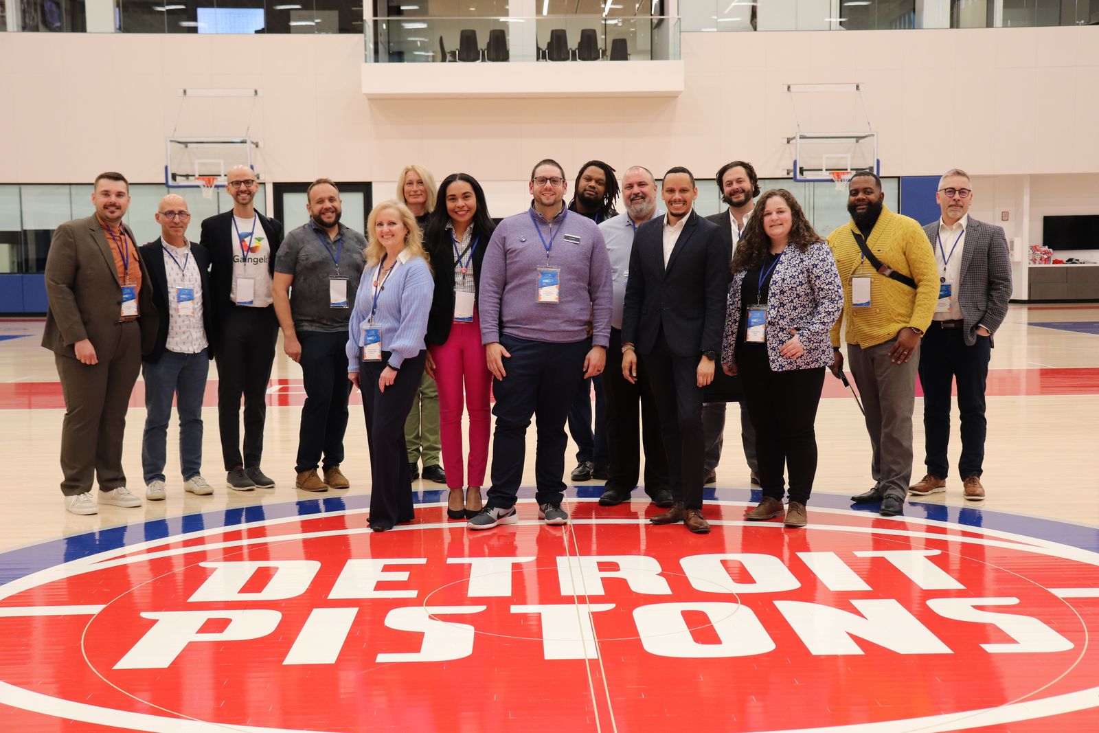 Csoportkép a Michigan Pride Chamber rendezvényén a Detroit Pistons pályáján