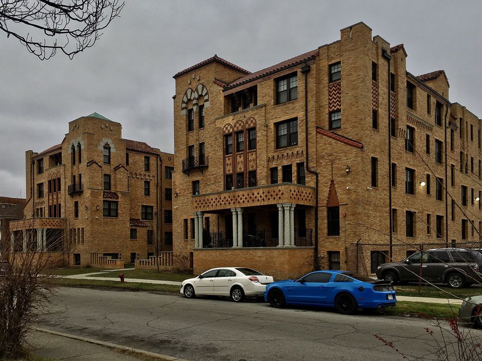 A Coronado Square Apartments díszes téglahomlokzata Palmer Parkban