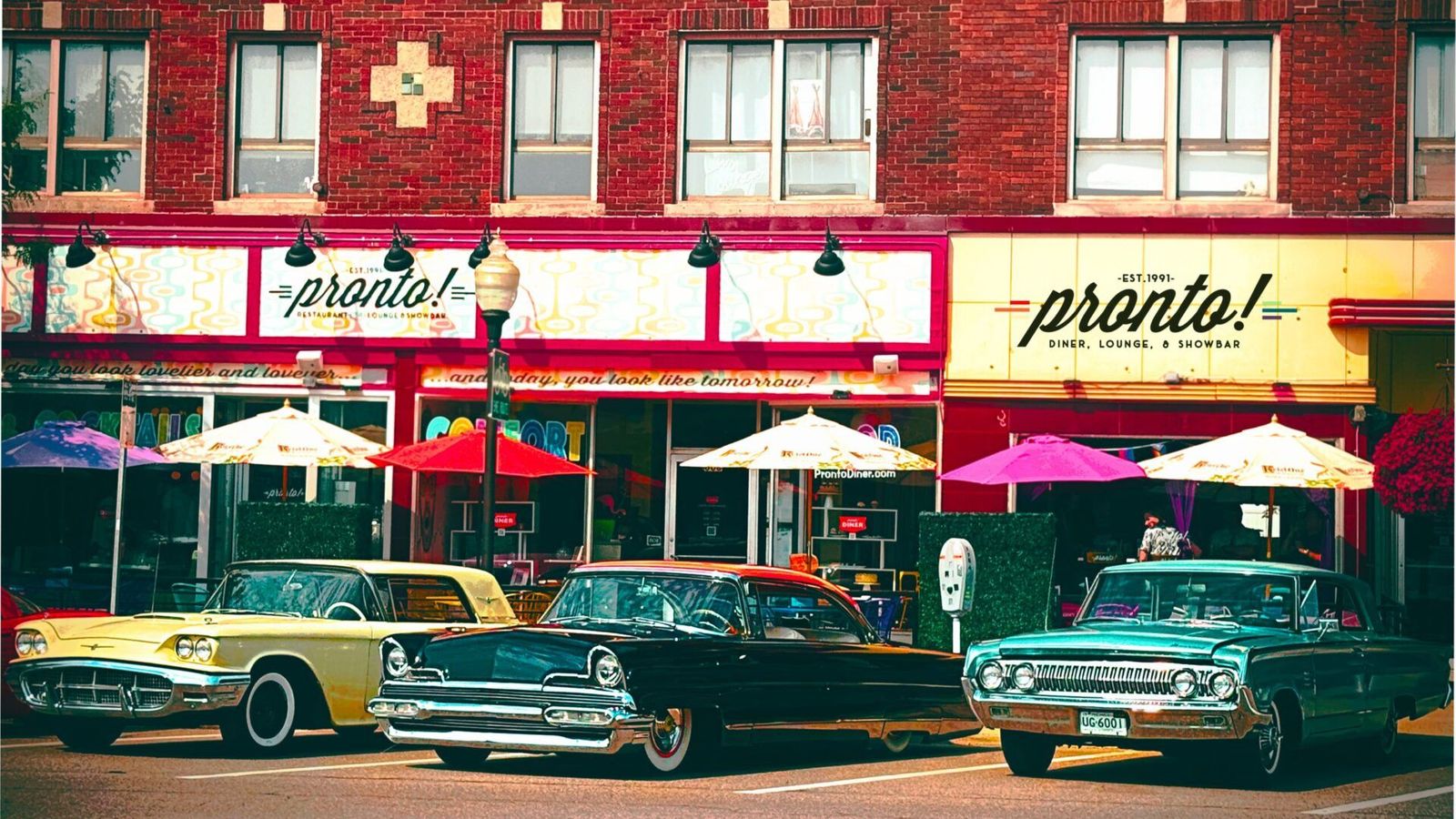 A Pronto! homlokzata napernyőkkel, előtte klasszikus autók a Dream Cruise idején