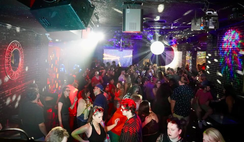 Zsúfolt táncparkett reflektorfényben a Rumors klubban