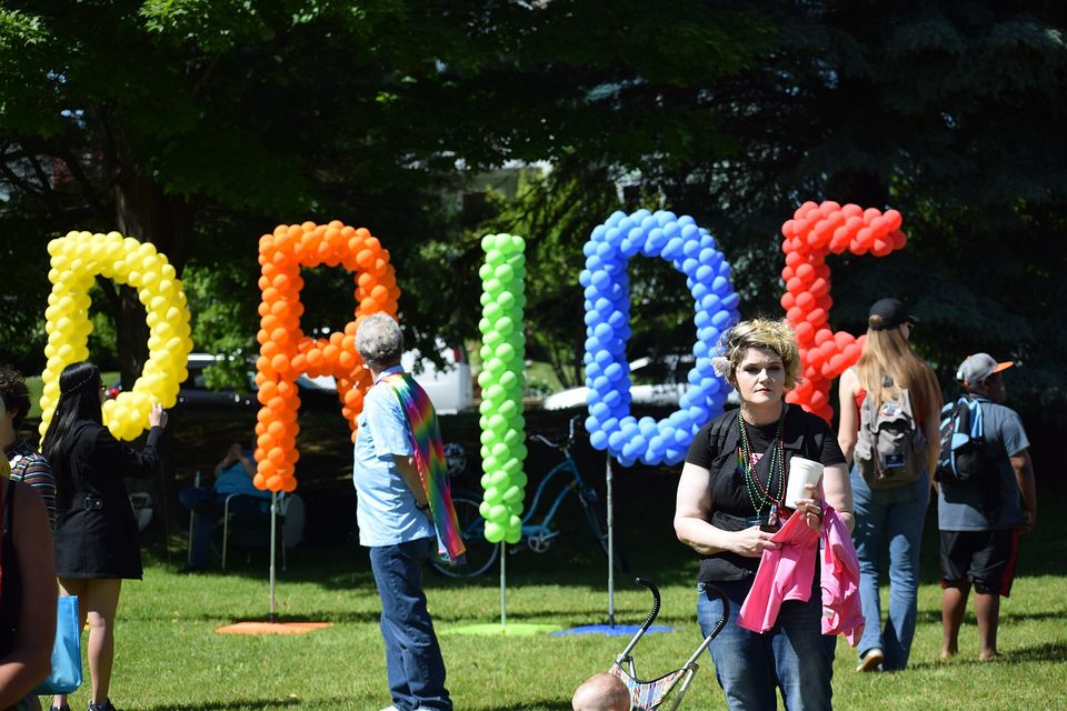 Színes PRIDE léggömbfelirat a 2019-es Traverse City-i Pride-on