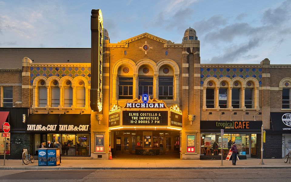 A Michigan Theater kivilágított homlokzata a Liberty Streeten