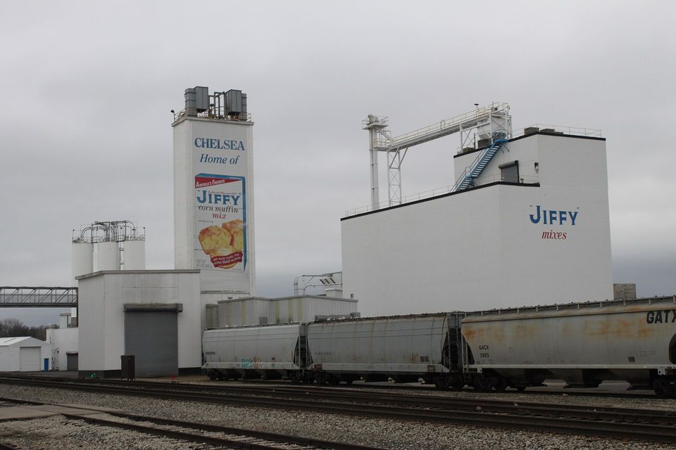 The Jiffy mill's silos by the tracks