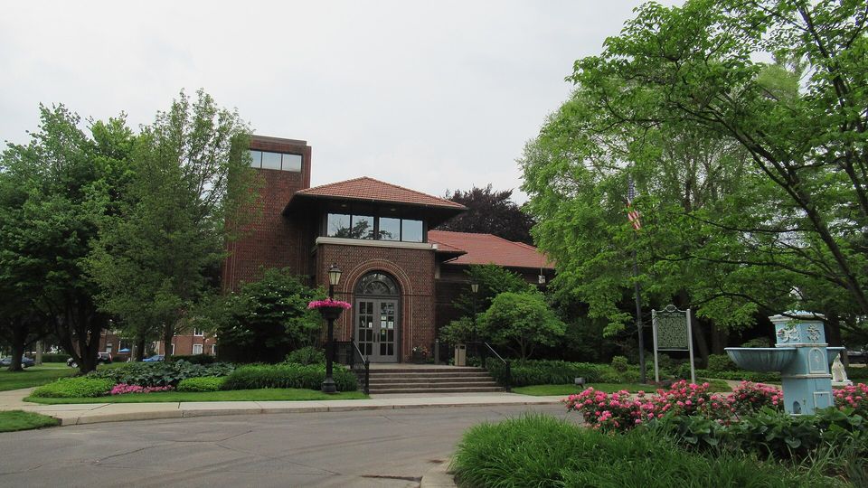 Grosse Pointe Shores City Hall on Lake Shore Road