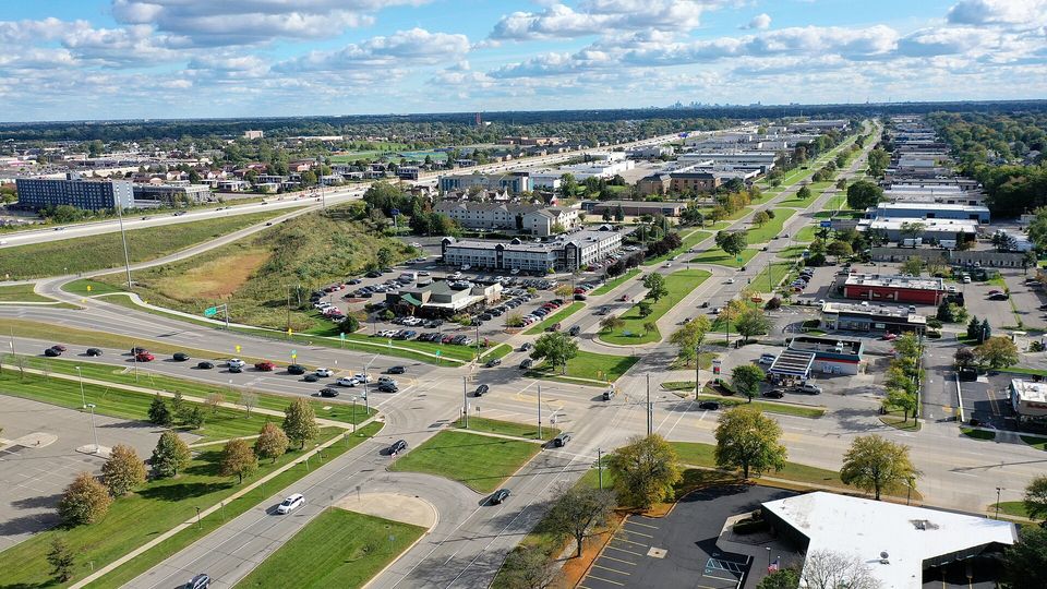 A Stephenson Highway Madison Heightsban, a láthatáron Detroit