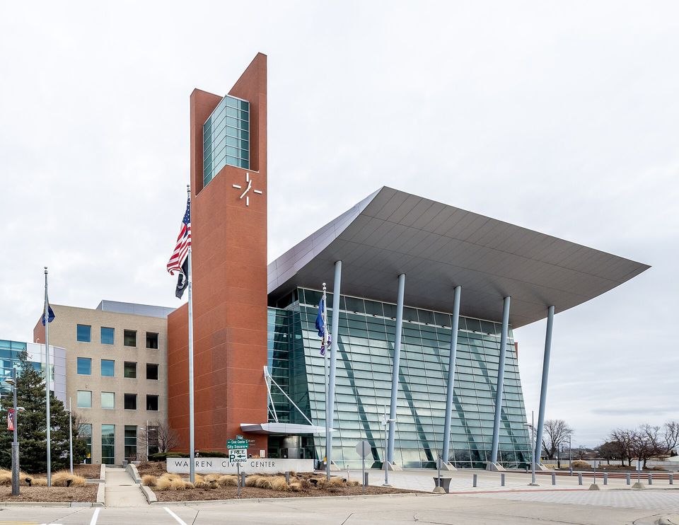 A Warren Civic Center, a városháza épülete