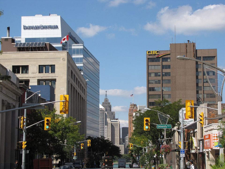Windsor belvárosa észak felé, a folyón túl Detroit tornyaival