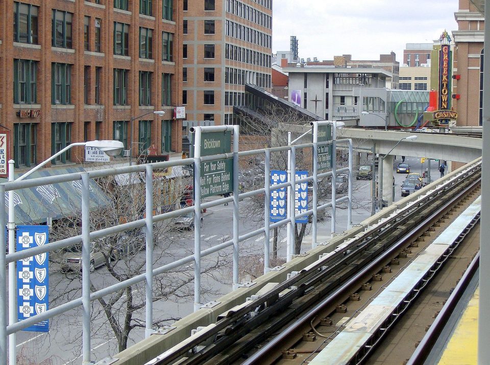 A Bricktown állomás peronja és a Beaubien Street régi téglaépületei