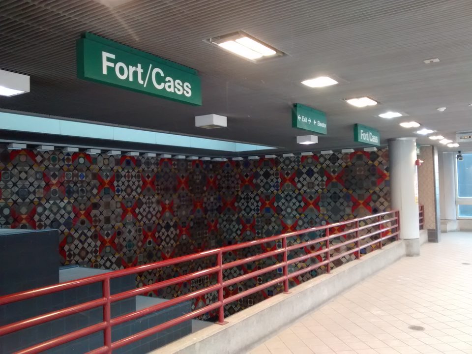 A Fort/Cass állomás peronja Farley Tobin mintás csempefalával (2016)
