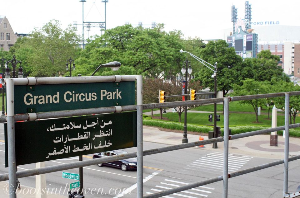 Angol–arab állomástábla a Grand Circus Parkban (2010)