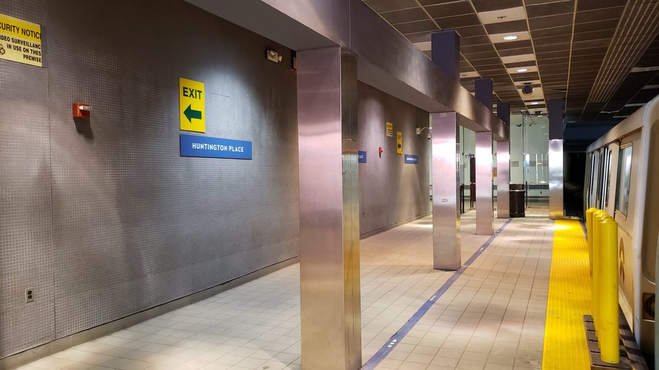 A Huntington Place állomás peronja (2022)