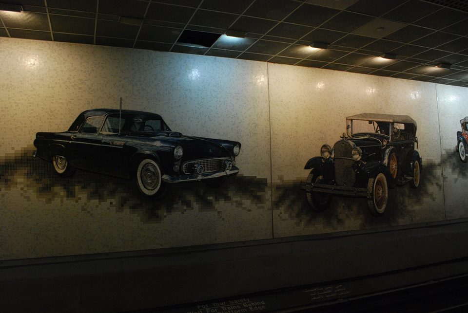 A „Cavalcade of Cars” autós falkép az egykori Cobo Center állomáson (2010)
