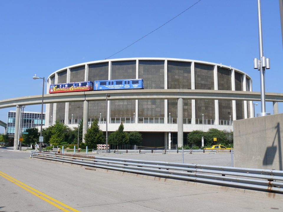 Szerelvény a Cobo Arena előtt (2007)