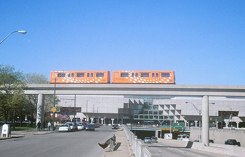 A train in the original livery crossing Jefferson Avenue, April 2000