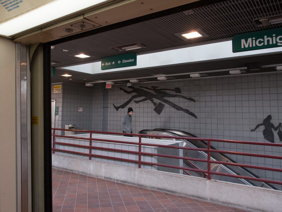 Kirk Newman bronz alakjai a Michigan Avenue állomás csempefalán (2015)