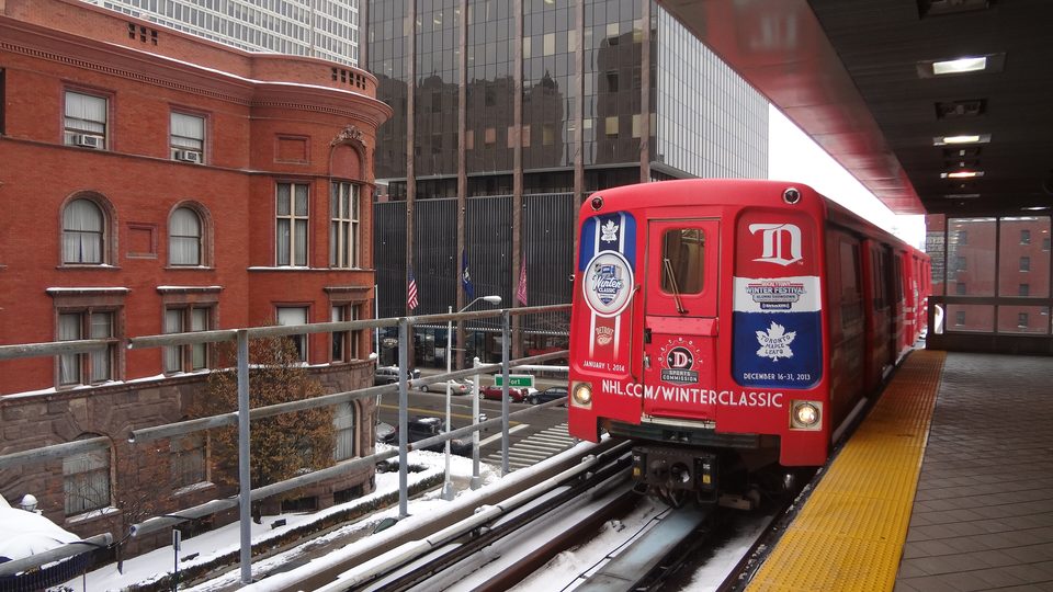 Winter Classic-fóliás szerelvény a Michigan Avenue állomáson (2012)