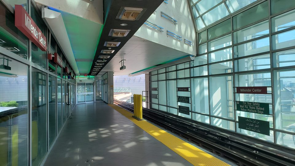 A Millender Center zárt, üvegfalú peronja (2022)