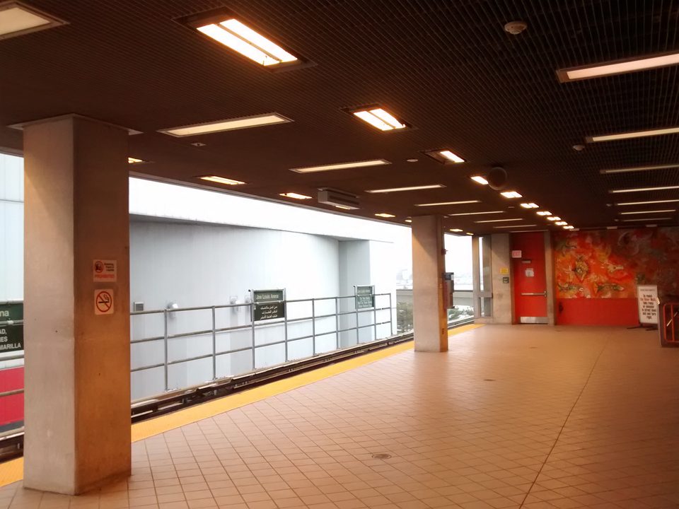 A Joe Louis Arena állomás peronja, amikor még állt a csarnok (2016)