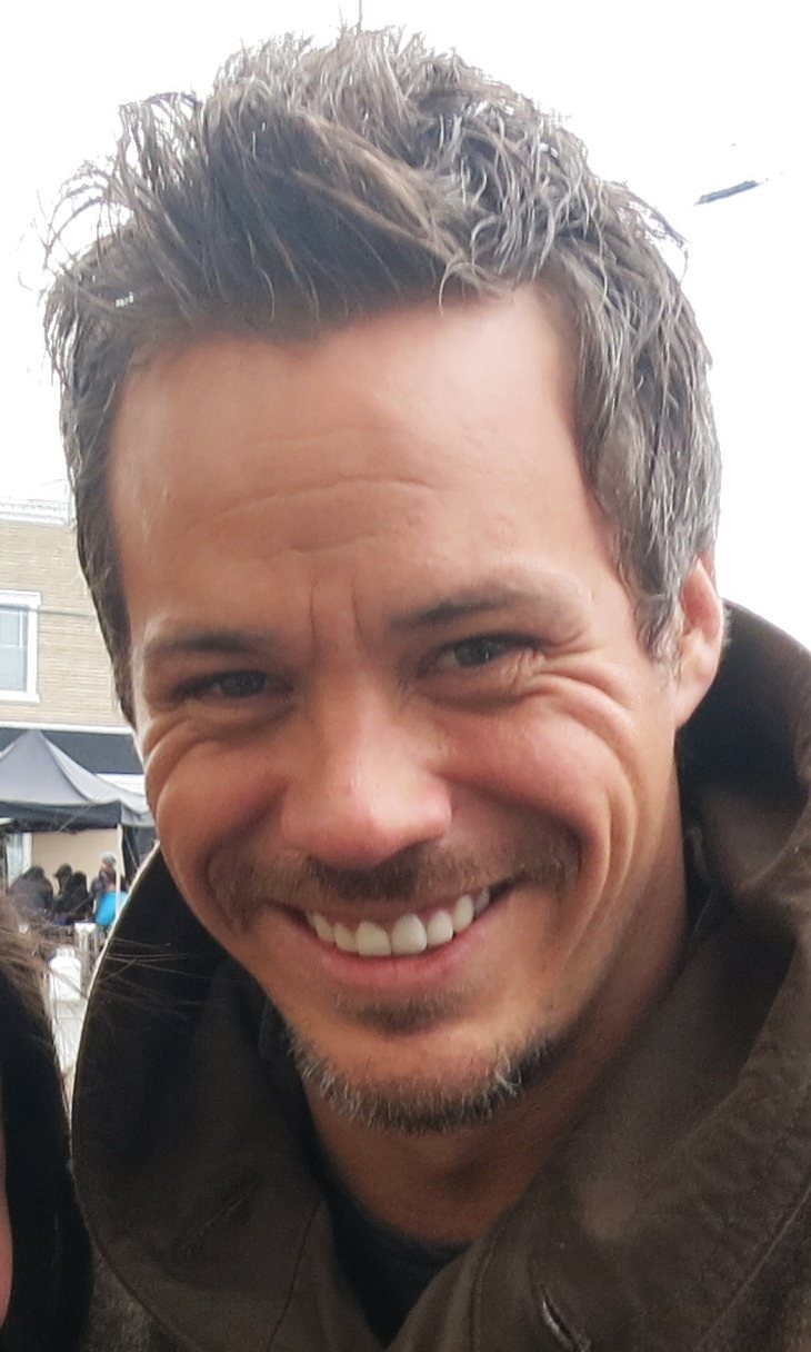 Michael Raymond-James portréja