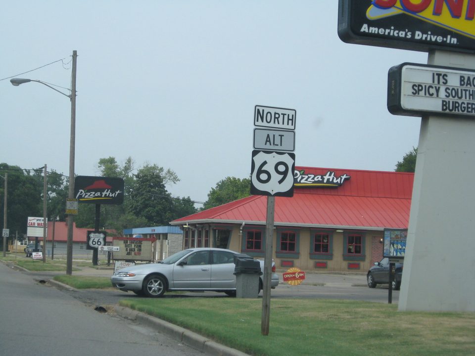 A Red Roof Pizza Hut on old Route 66, Baxter Springs, Kansas, 2007