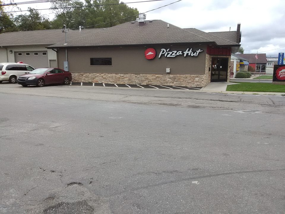 An older roof-style Pizza Hut on West Main Street, Kalamazoo