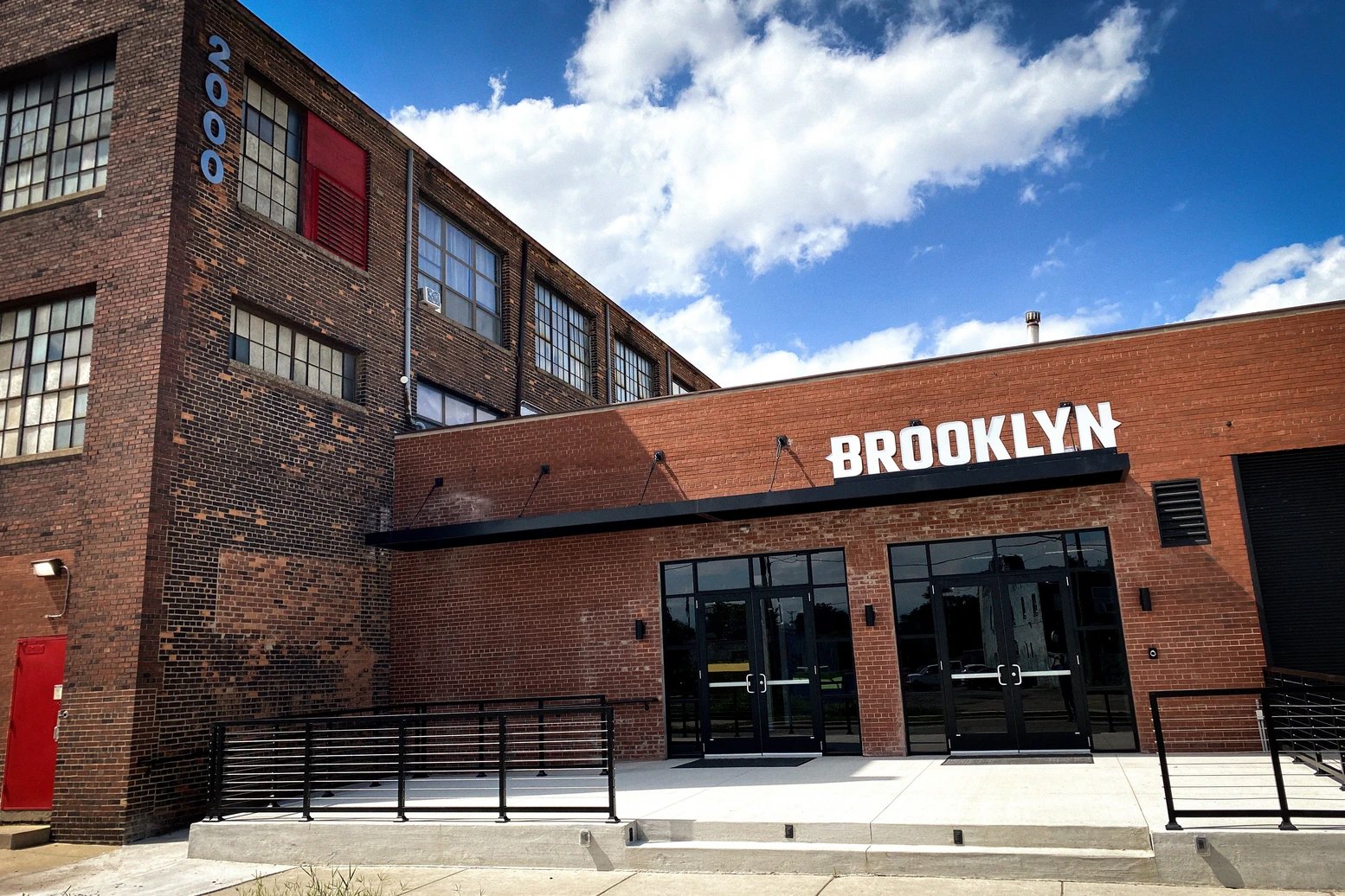 A Brooklyn Detroit vörös téglás épülete a BROOKLYN felirattal és üvegajtós bejárattal