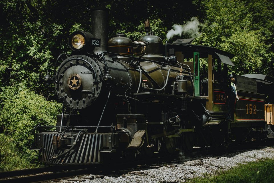 A 152-es Baldwin gőzmozdony a Huckleberry Railroad keskeny nyomtávú pályáján, a fák között